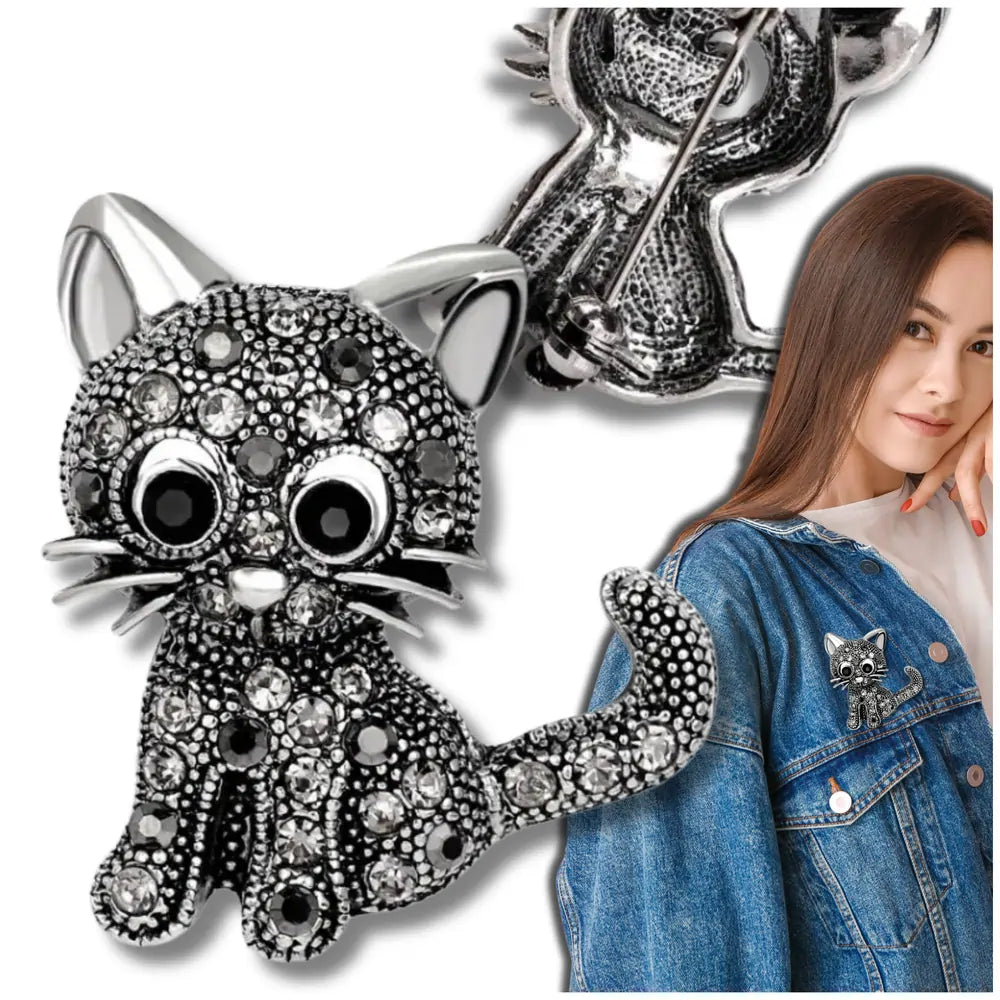 Elegantiška juoda katės sagė, dekoruota cirkoniais