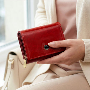 Talpi moteriška odinė RFID piniginė STEVENS®, raudona lakuota, krokodilo rašto D40034