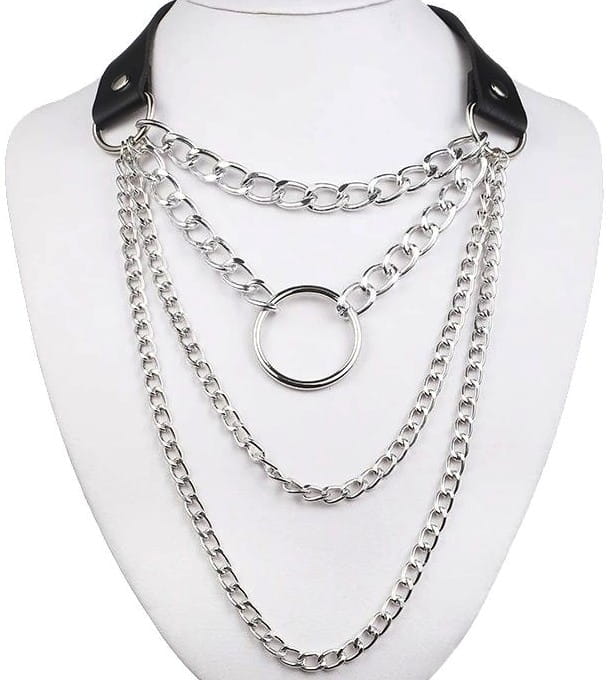 Juodas odinis chokeris su grandinėmis