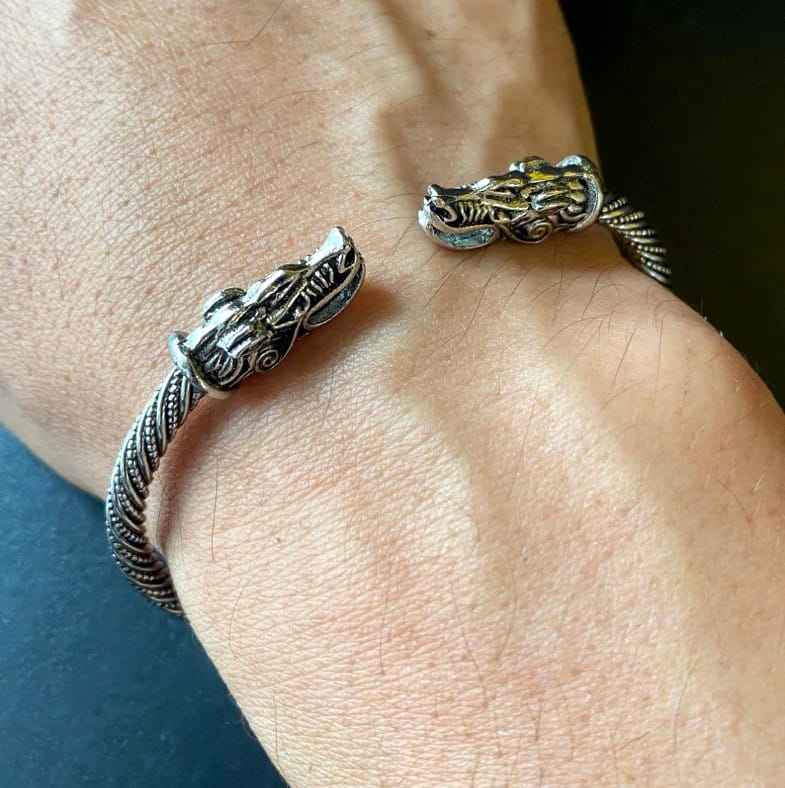 Šiaurietiška apyrankė „Fenrir“ – vilkai (sidabrinės spalvos)