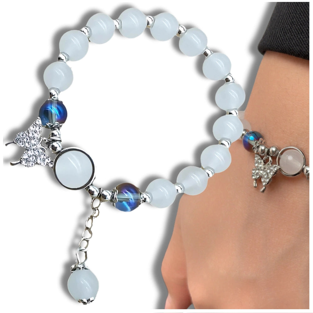 Balta apyrankė su karoliukais ir drugelio pakabuku