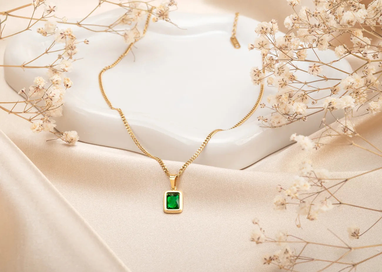 Elegantiškas auksinis vėrinys su žalia cirkonija