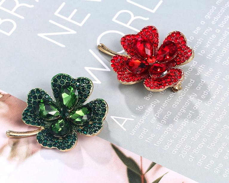 Auksinė dobilo sagė