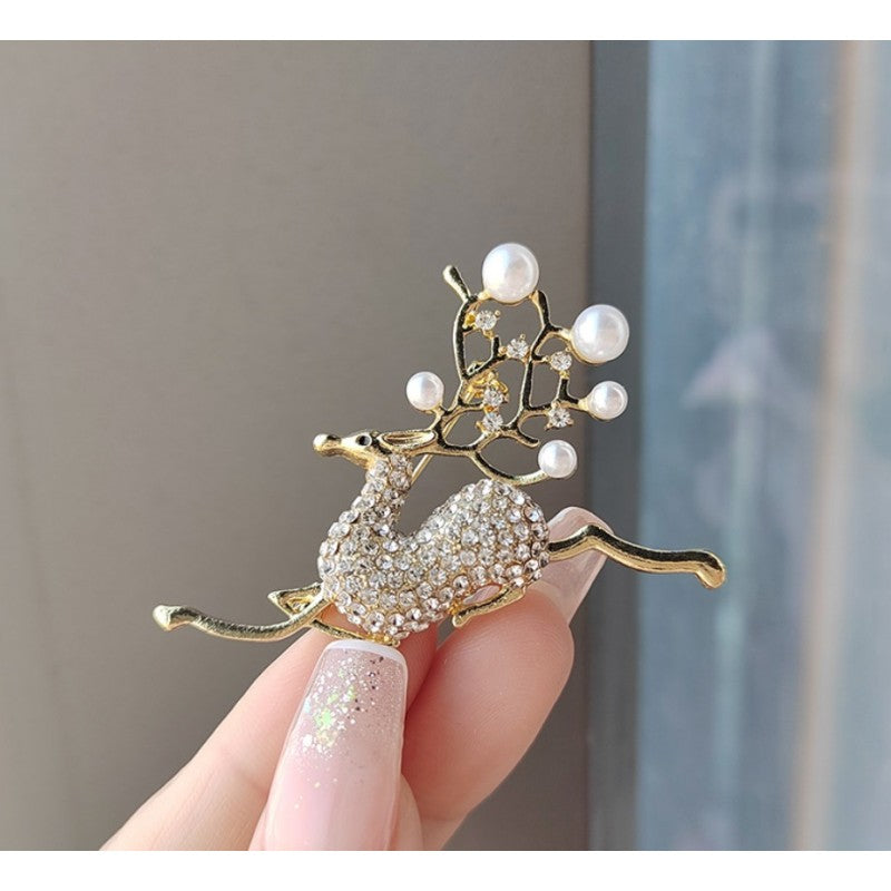 Dekoratyvinė sagė su kristalais „Baltas elniukas“ (BZ178)