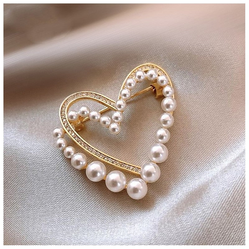 Dekoratyvinė sagė „Dviguba auksinė širdis“ su cirkoniais ir perlais