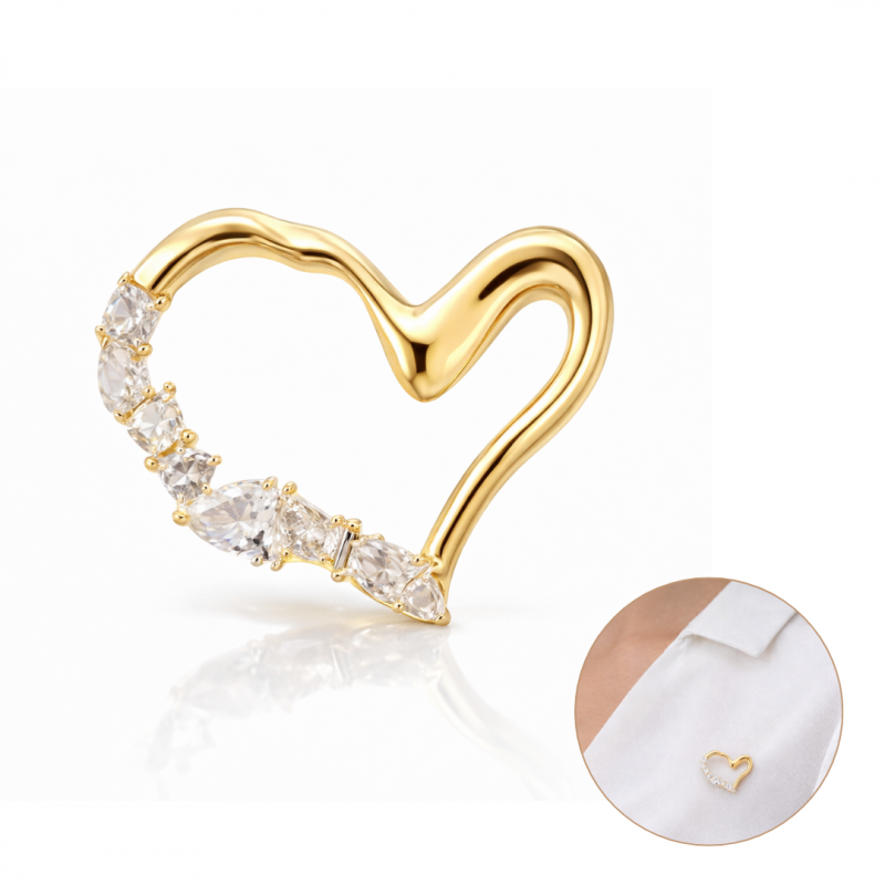 Dekoratyvinė sagė – netaisyklingos formos auksinės spalvos širdis su cirkonio akmenukais BZ231