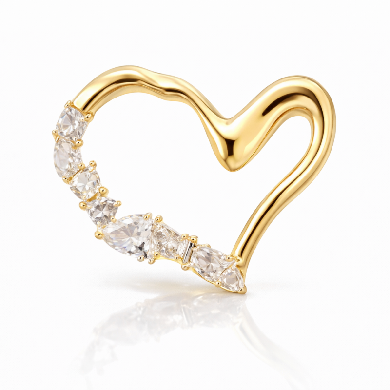 Dekoratyvinė sagė – netaisyklingos formos auksinės spalvos širdis su cirkonio akmenukais BZ231