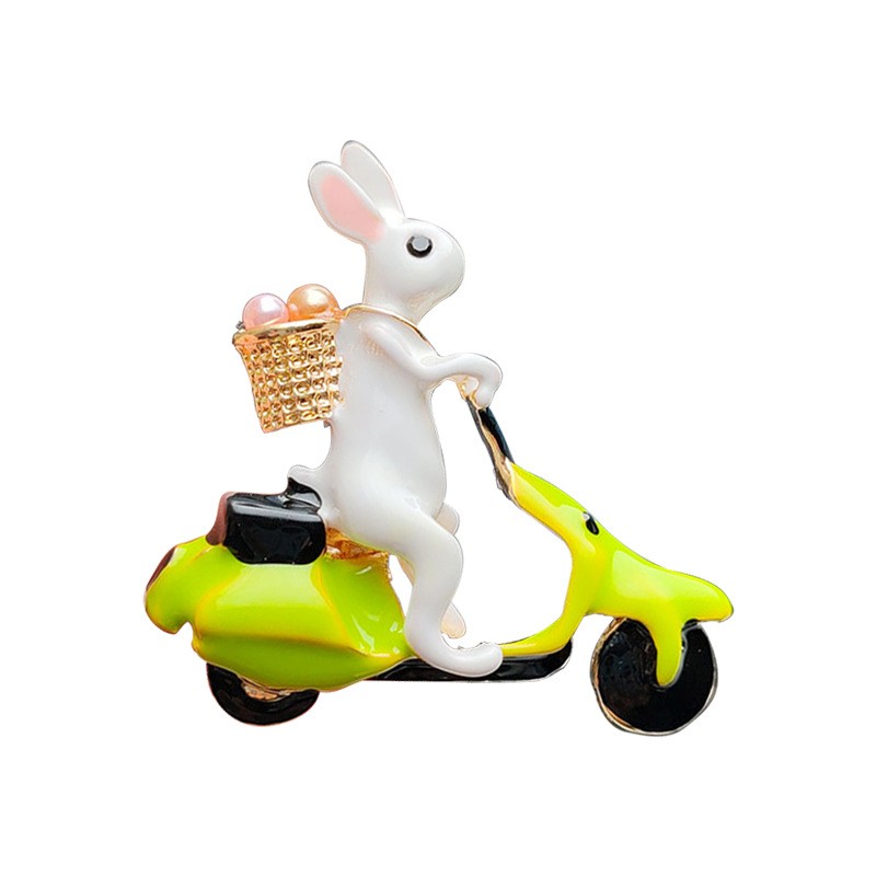 Dekoratyvinė sagė „Zuikutis su kiaušiniais ant paspirtuko“ (BZ193)