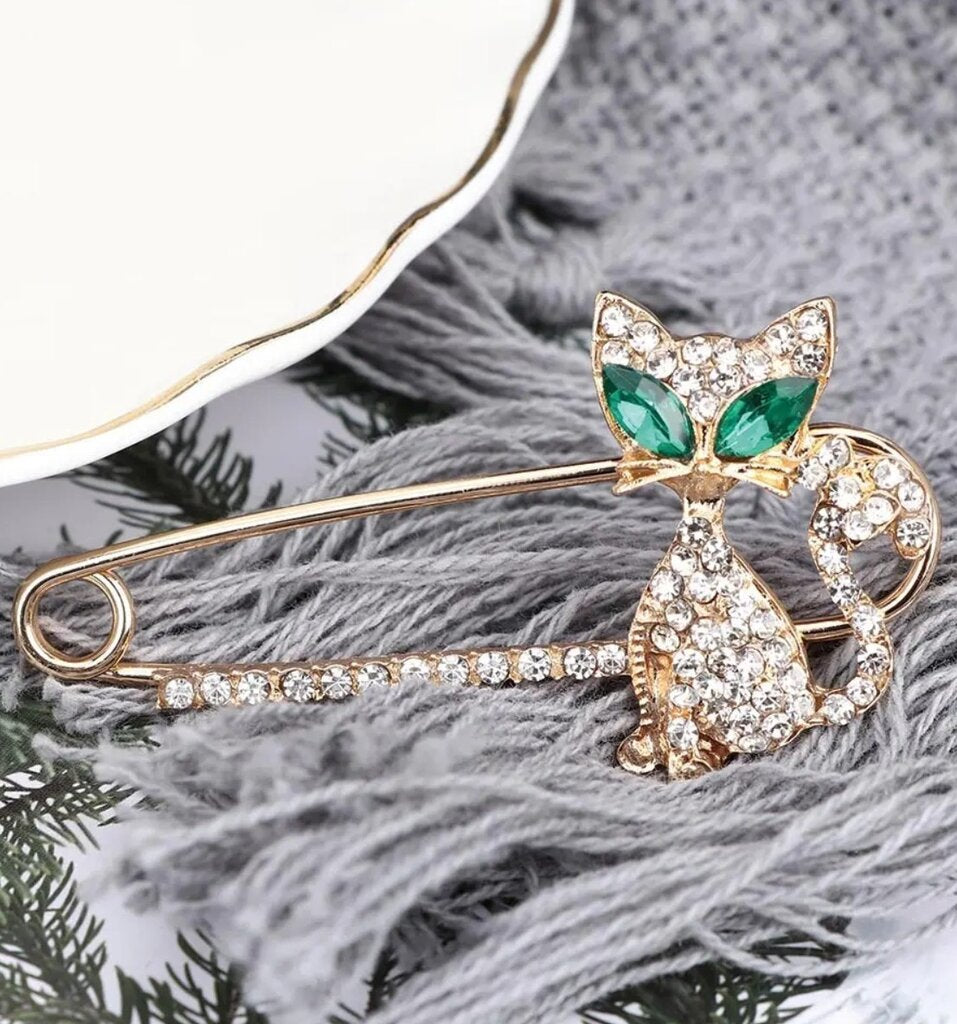 Elegantiška auksinė katės sagė, dekoruota cirkoniais
