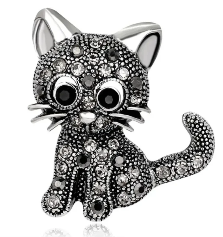 Elegantiška juoda katės sagė, dekoruota cirkoniais