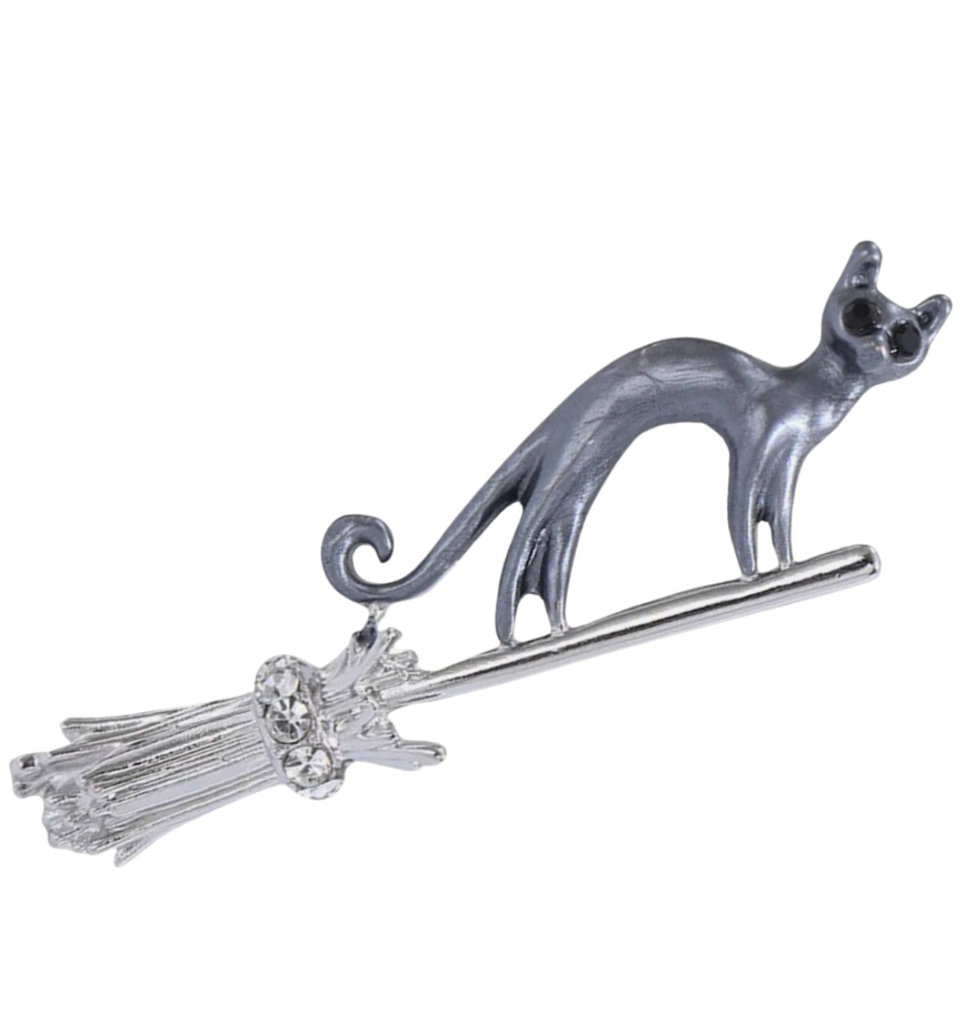 Elegantiška sagė su juodu katinu ant šluotos, dekoruota cirkoniais