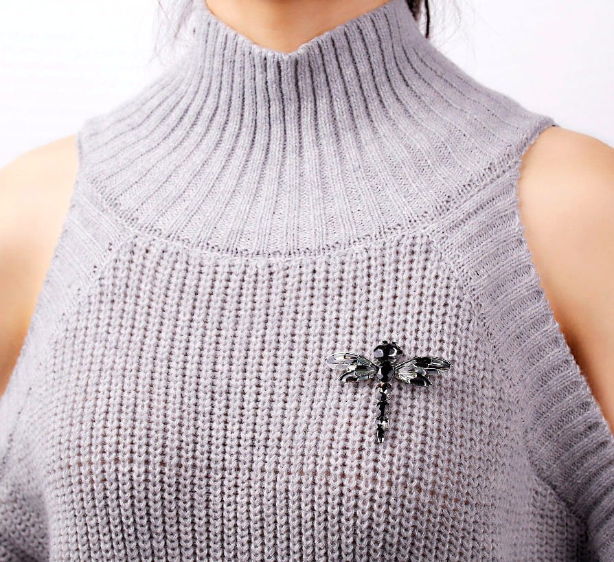 Juoda laumžirgio sagė su cirkoniais