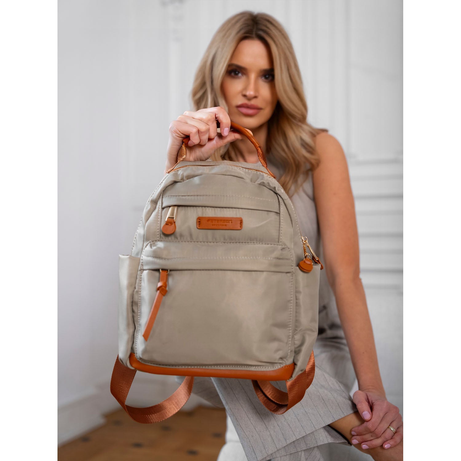 Miesto kuprinė, khaki ir ruda, su užtrauktuku