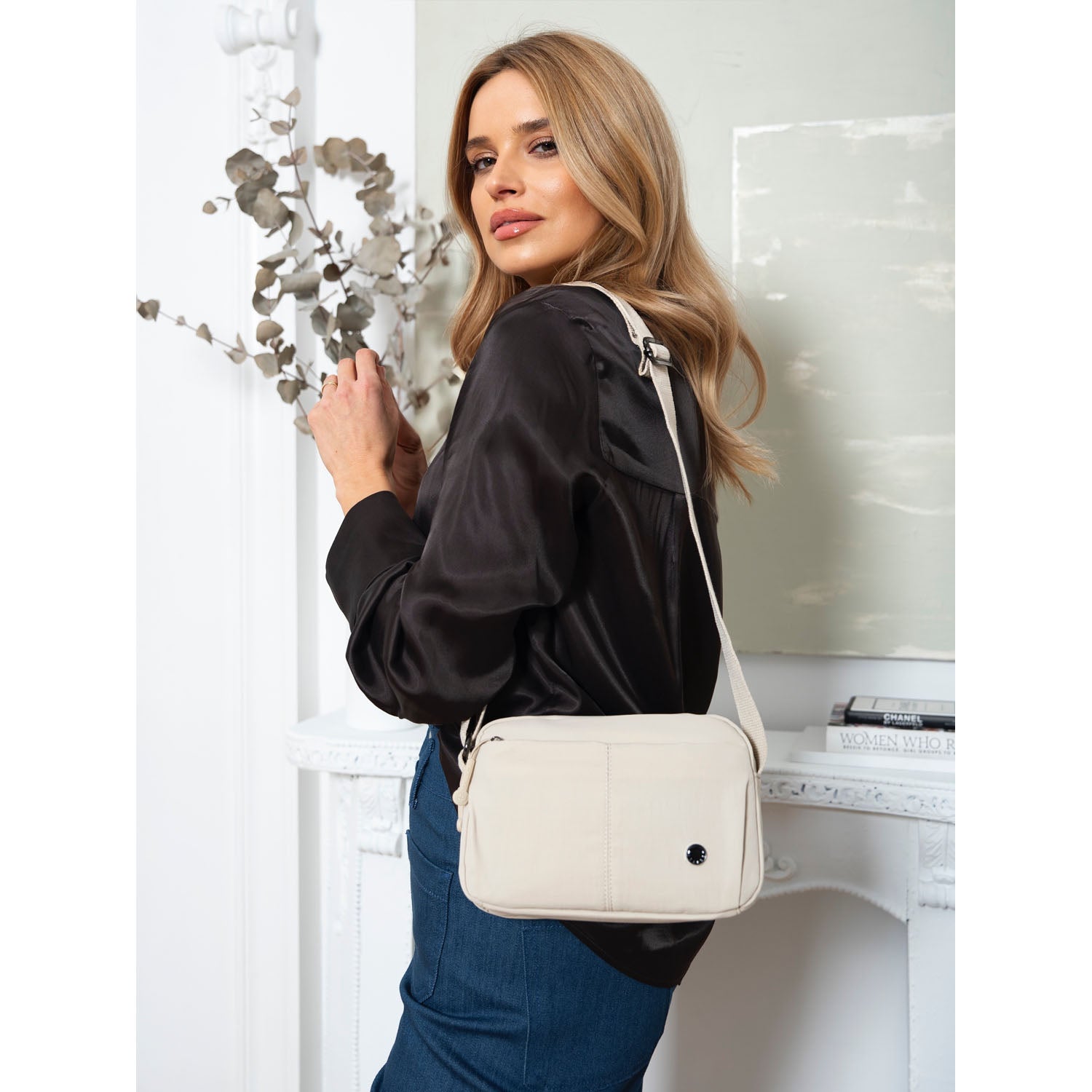 Moteriška rankinė, smėlio spalvos, reguliuojamas dirželis R475