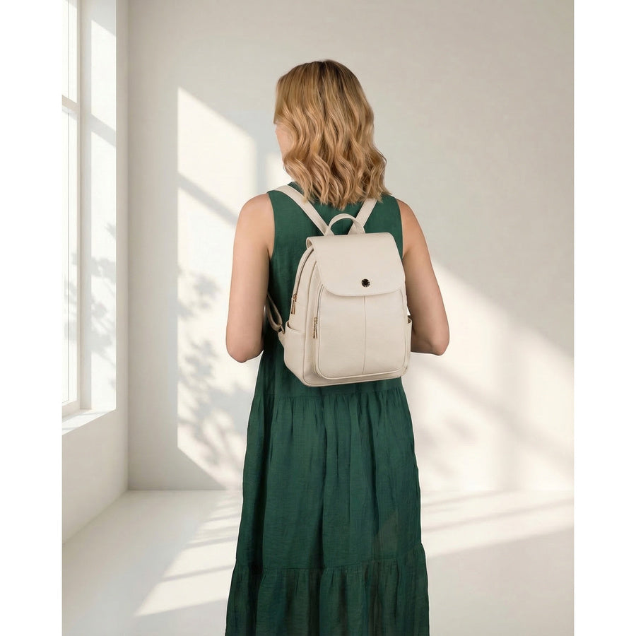 Maža moteriška miesto kuprinė „Peterson“ su atvartu, elegantiška, smėlio spalvos, iš ekologiškos odos D95