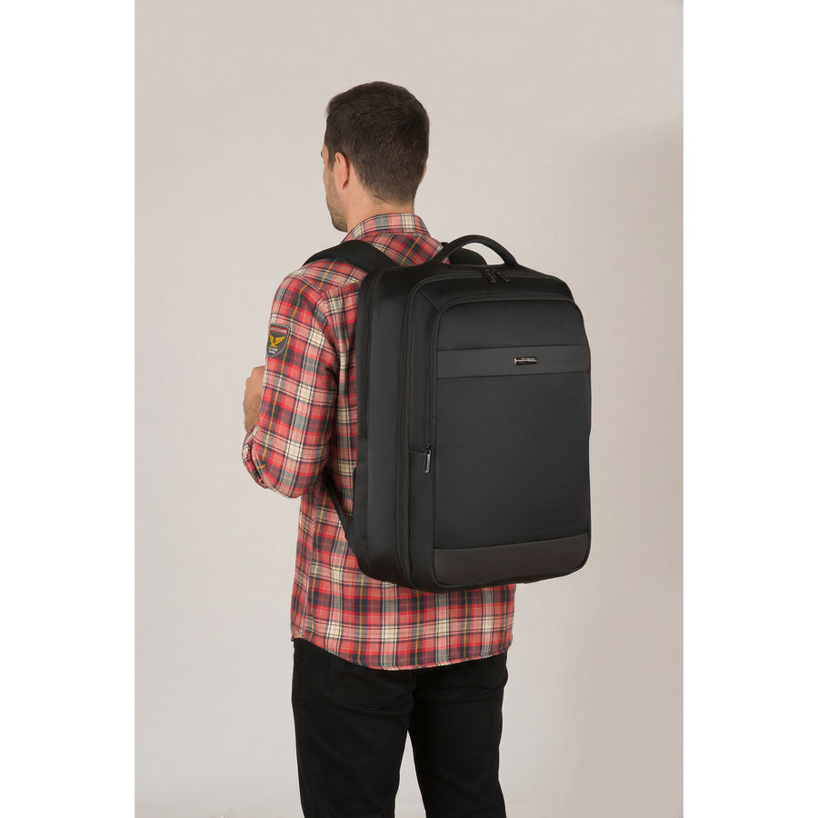 „Peterson“ kelioninė juoda poliesterinė kuprinė su reguliuojamomis petnešomis ST85