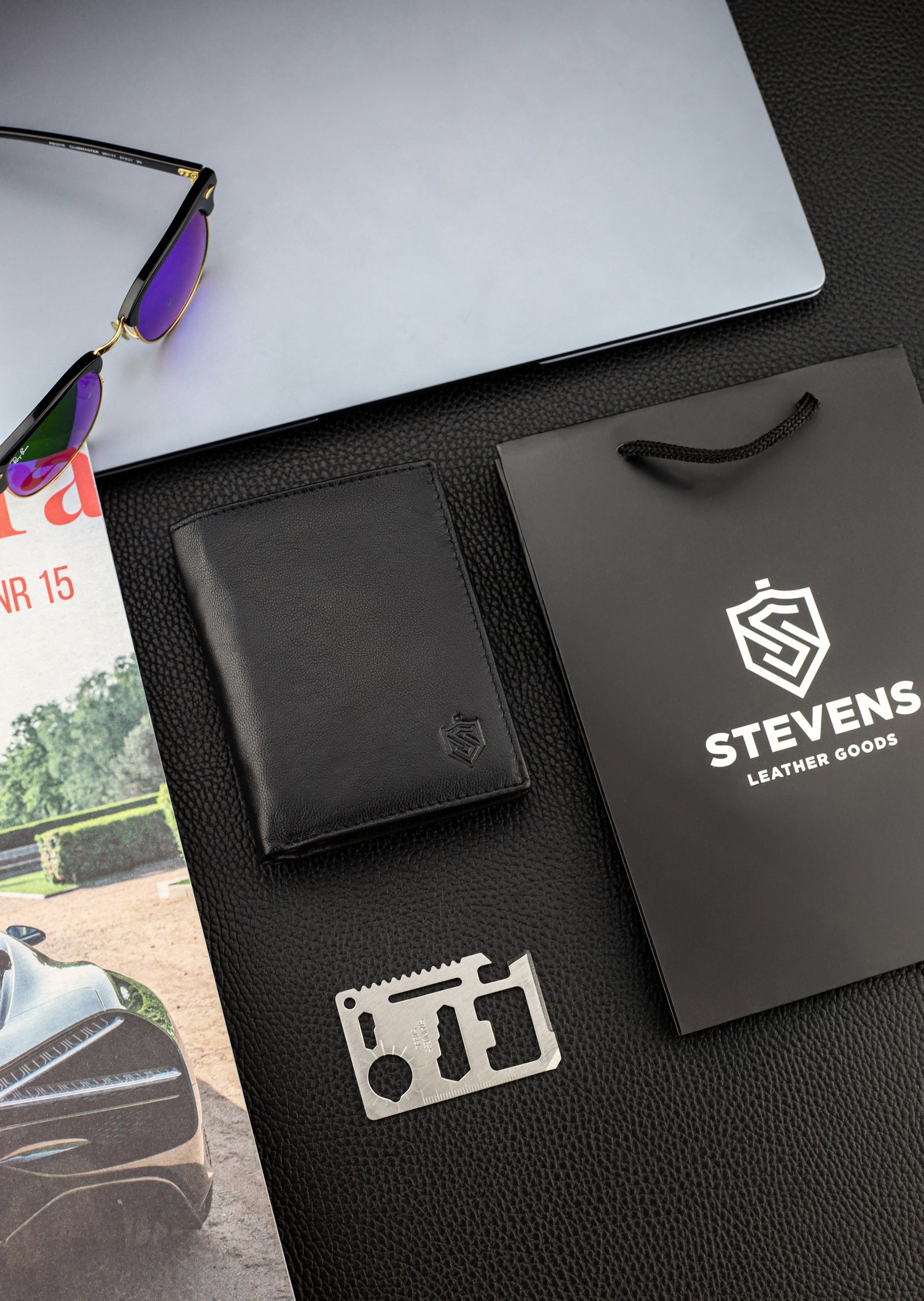Dovanų komplektas vyrui – STEVENS odinė piniginė su RFID apsauga, išgyvenimo kortelė ir dovanų maišelis 326
