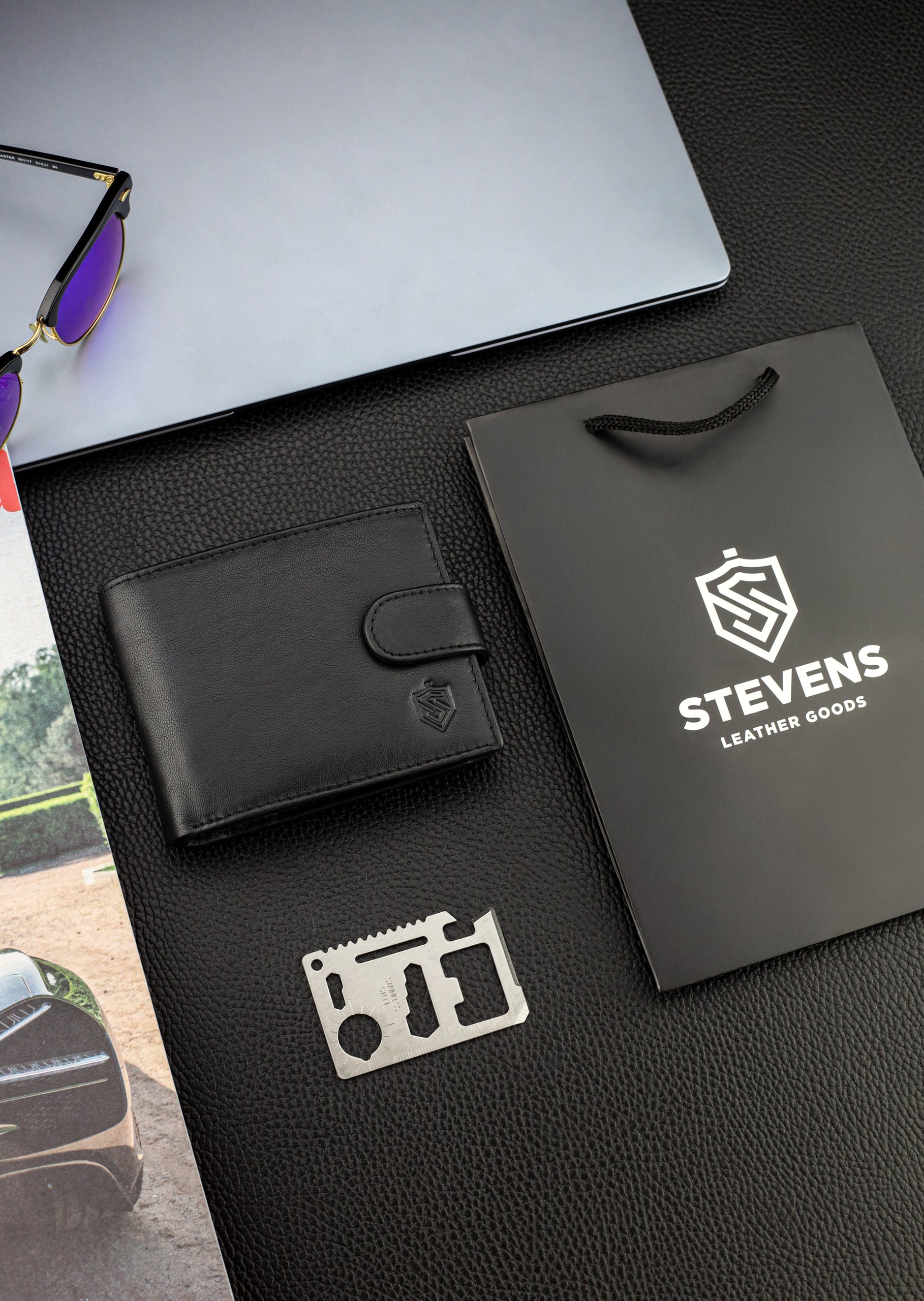 Dovanų komplektas vyrui – STEVENS odinė piniginė su RFID apsauga, išgyvenimo kortelė ir dovanų maišelis 325A
