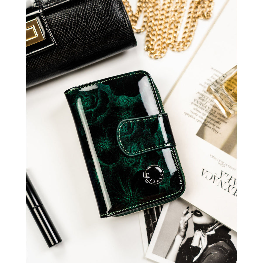 Moteriška vertikali žalia piniginė „Peterson“ iš natūralios ir ekologiškos odos, užsegama užtrauktuku ir spaude ST76