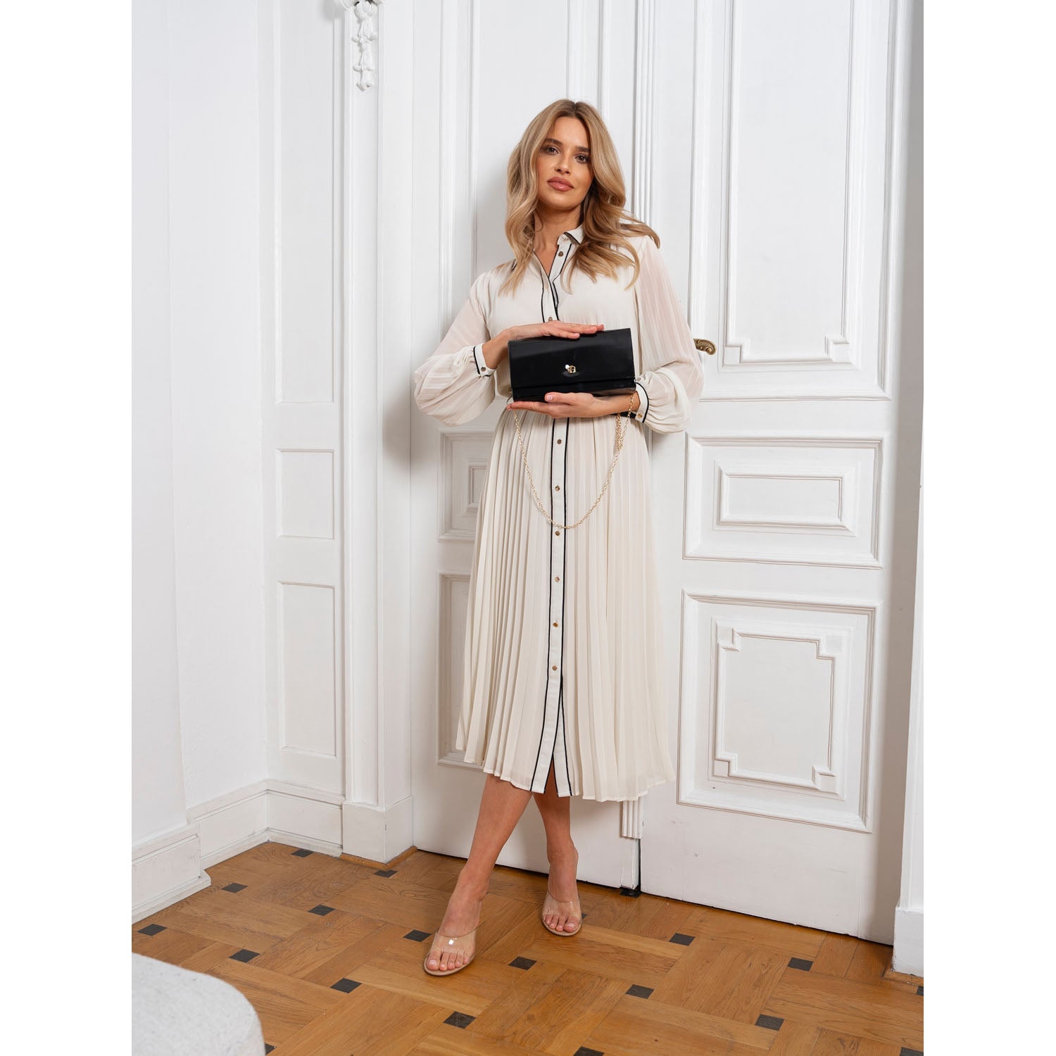 Moteriška delninė, juoda, dirbtinė oda, su grandinėle N394