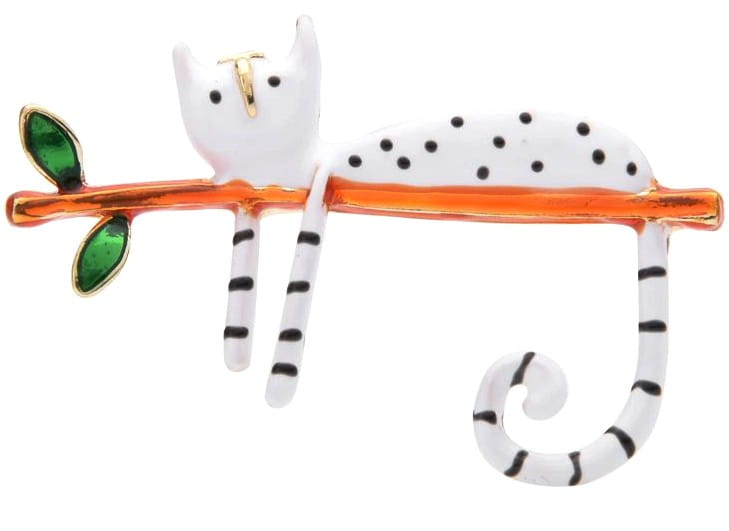 Sagė su balta kate ant šakos