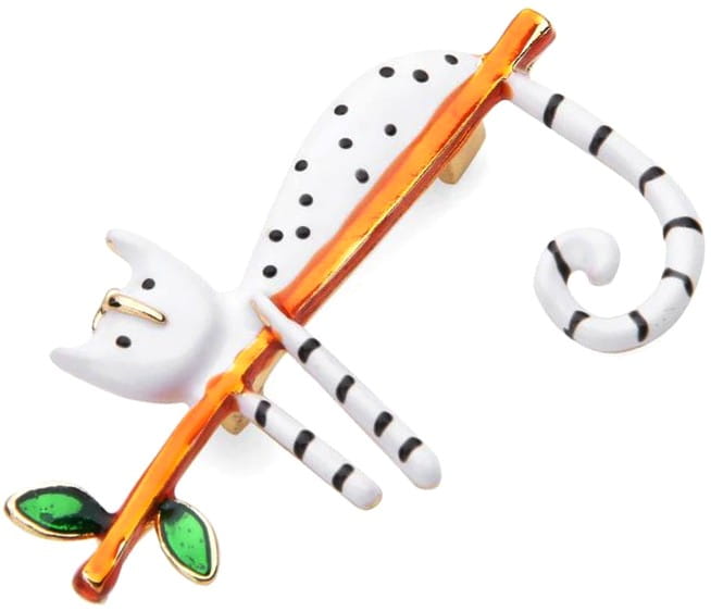 Sagė su balta kate ant šakos