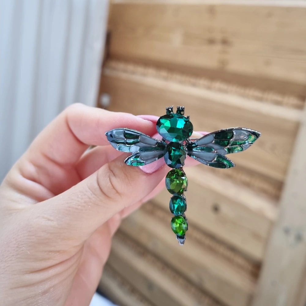 Sagė, žalios kristalų detalės