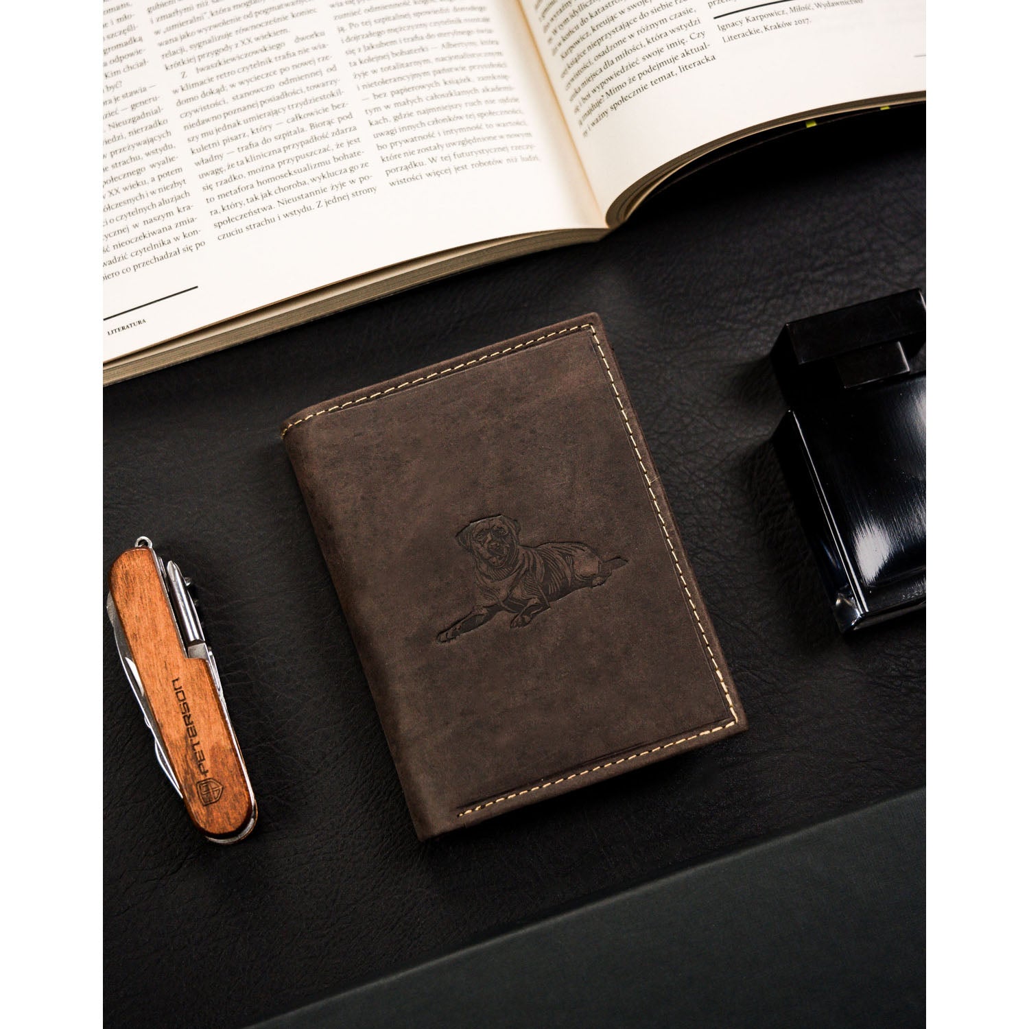 Vyriška odinė piniginė, ruda, su šuns įspaudu. S144