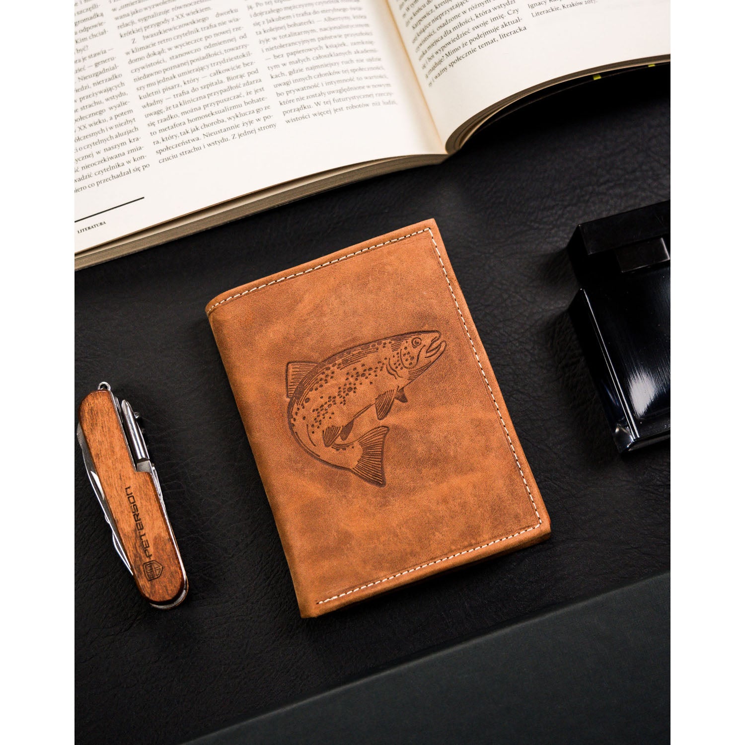 Vyriška odinė piniginė, ruda, su žuvies raštu S143