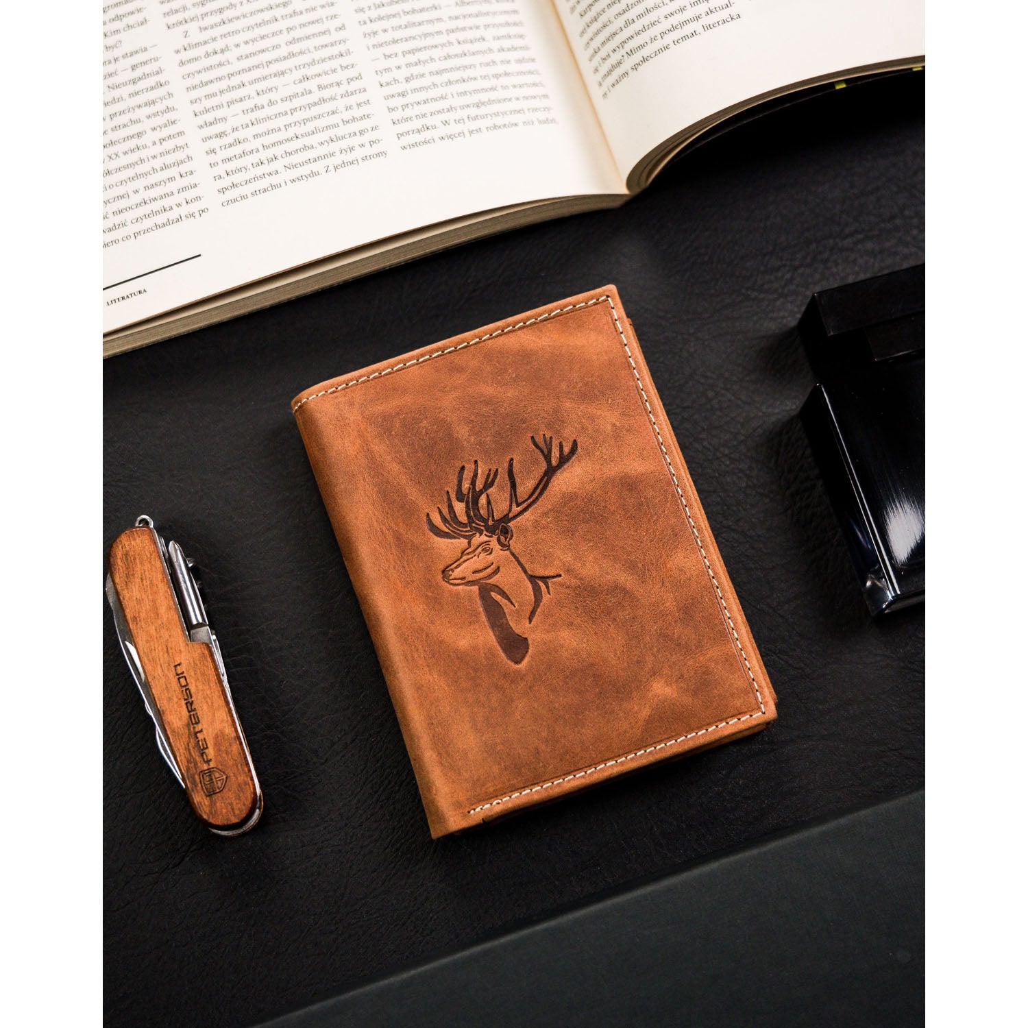 Vyriška odinė piniginė su elnio įspaudu, ruda S161