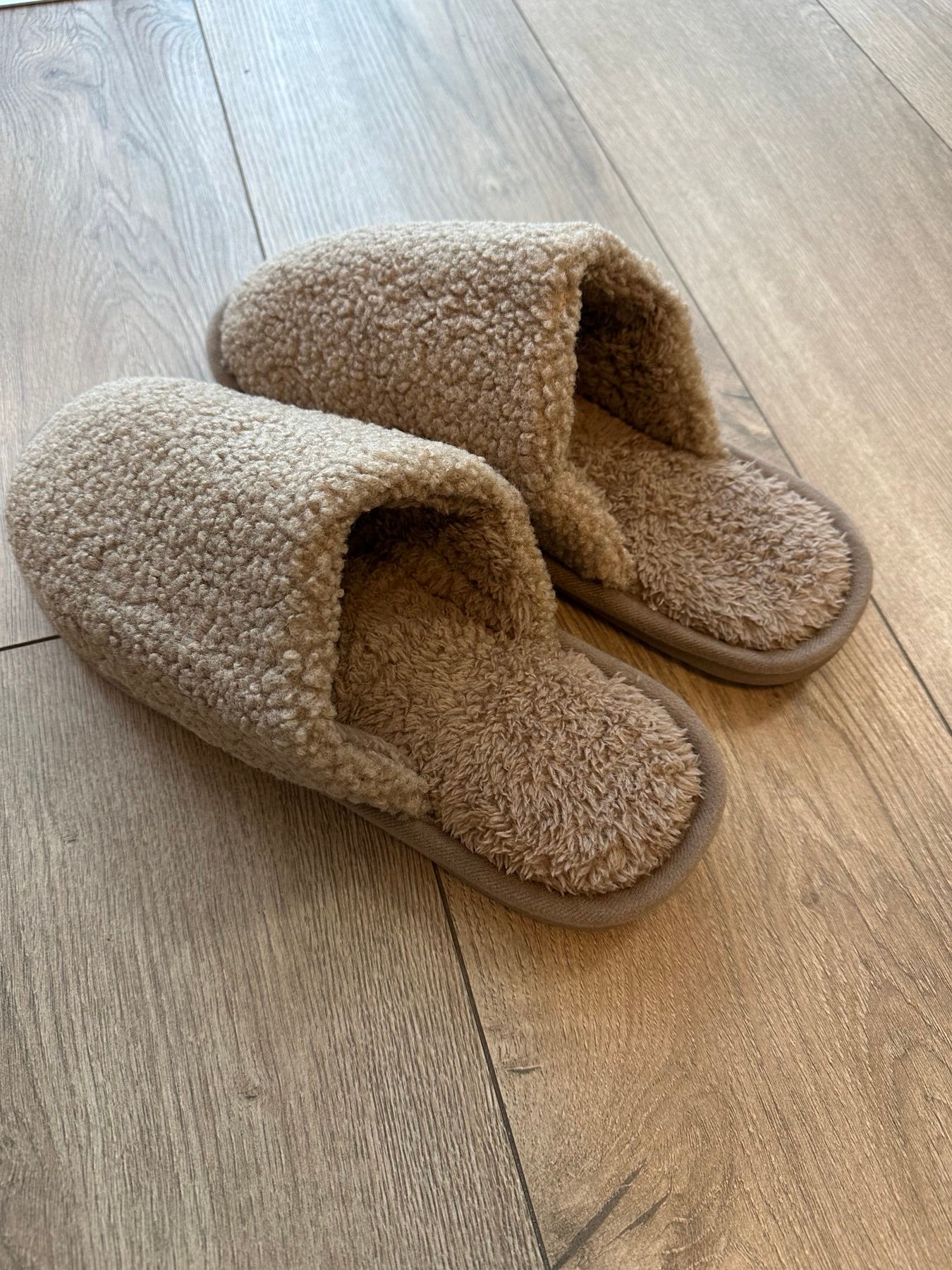 Vyriškos šiltos šlepetės su minkštu pamušalu, smėlio spalvos