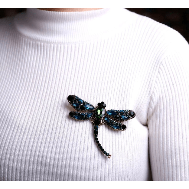 Elegantiška sagė Dragonfly, gausiai dekoruota cirkoniais ir kristalais 