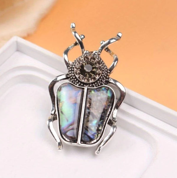 Prabangi Sidabro Spalvos Sagė „Skarabėjus“ su Perlamutru ir Cirkoniu