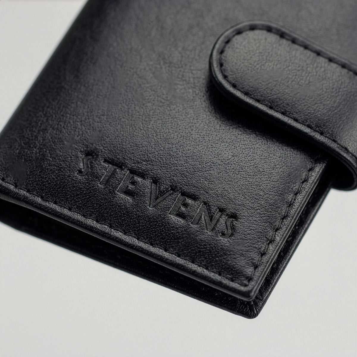 Mažas odinis kortelių ir dokumentų dėklas su langeliais STEVENS, juodas D40035