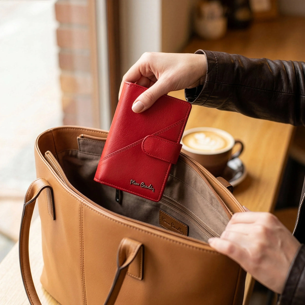 Moteriška odinė piniginė su RFID apsauga Pierre Cardin, raudona D40327