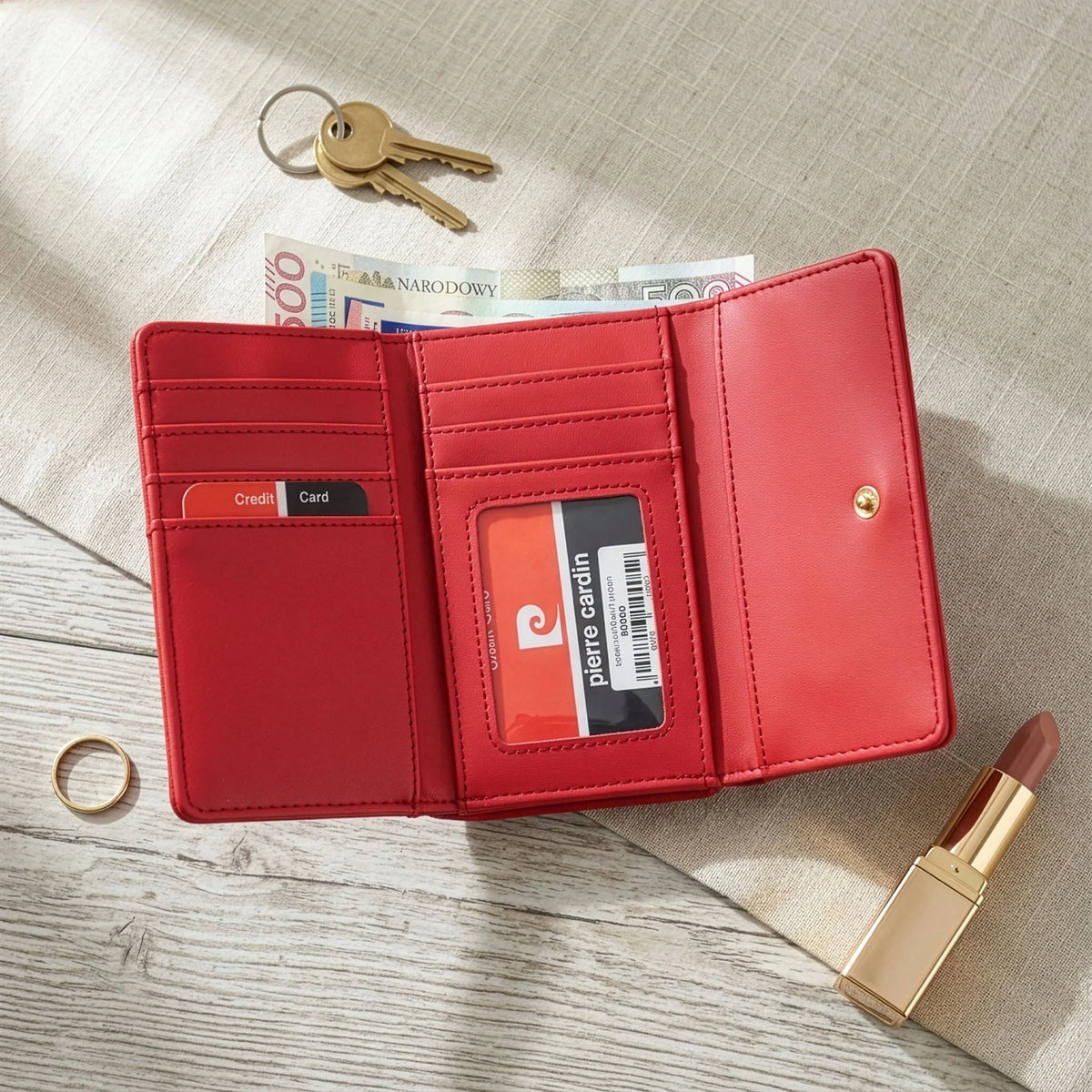 Vidutinė moteriška dirbtinės odos piniginė Pierre Cardin, raudona, su užsegimu D40333