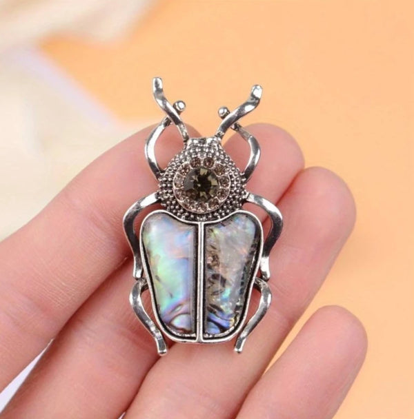 Prabangi Sidabro Spalvos Sagė „Skarabėjus“ su Perlamutru ir Cirkoniu