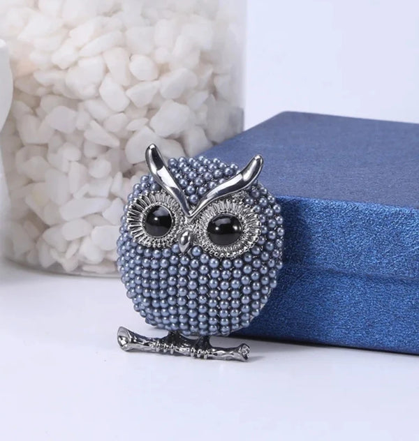 Elegantiška Perlinė Sagė „Pelėda“ – Išminties ir Stiliaus Simbolis