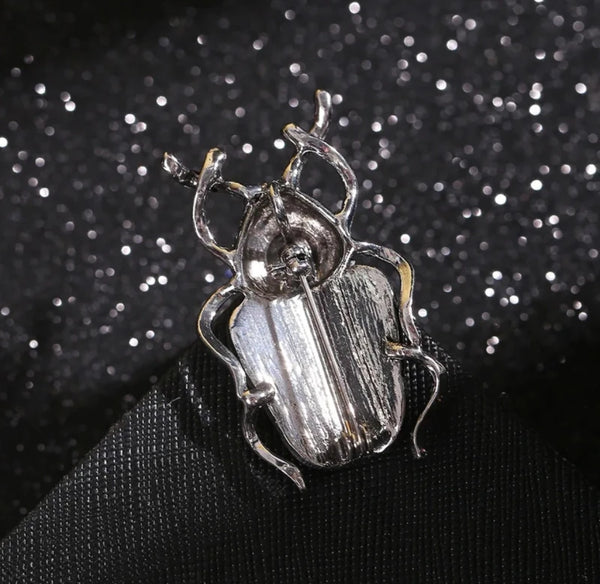 Prabangi Sidabro Spalvos Sagė „Skarabėjus“ su Perlamutru ir Cirkoniu