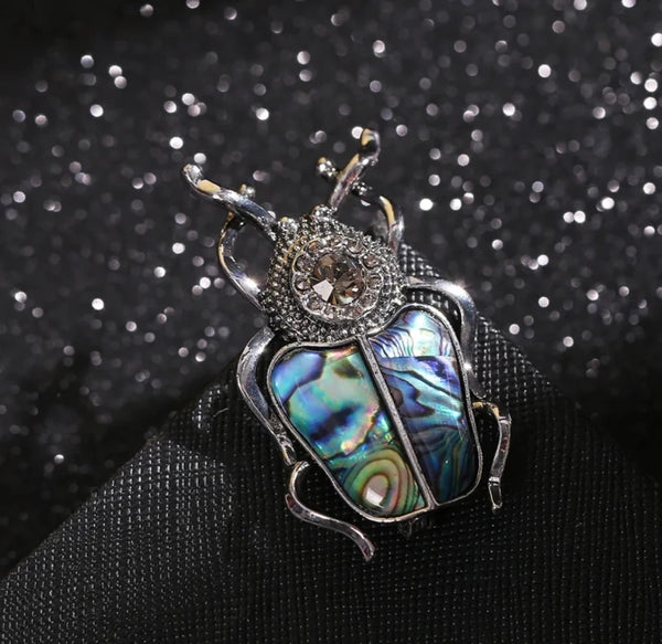 Prabangi Sidabro Spalvos Sagė „Skarabėjus“ su Perlamutru ir Cirkoniu