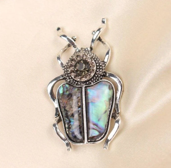 Prabangi Sidabro Spalvos Sagė „Skarabėjus“ su Perlamutru ir Cirkoniu