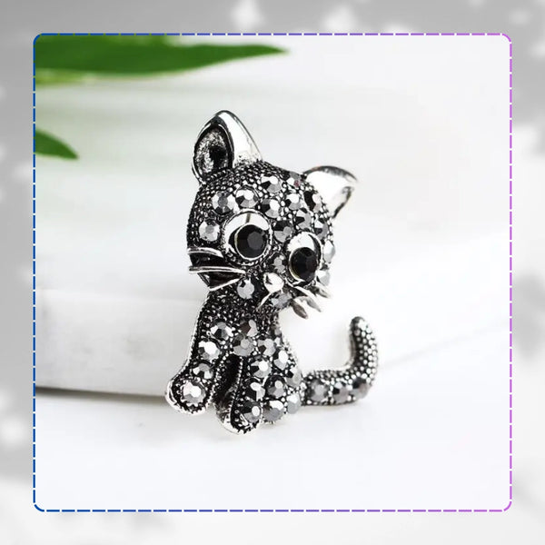 Elegantiška juoda katės sagė, dekoruota cirkoniais