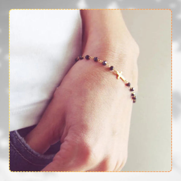 Auksuota apyrankė su juodais karoliukais ir kryžiumi, chirurginis plienas