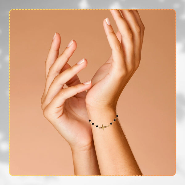 Auksuota apyrankė su juodais karoliukais ir kryžiumi, chirurginis plienas