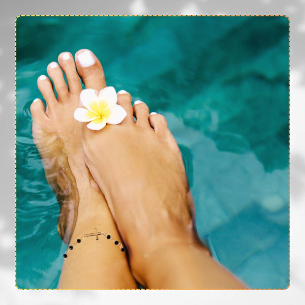 Auksuota apyrankė su juodais karoliukais ir kryžiumi, chirurginis plienas