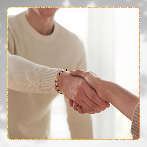 Auksuota apyrankė su juodais karoliukais ir kryžiumi, chirurginis plienas