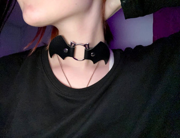 Juodas odinis chokeris su širdelėmis