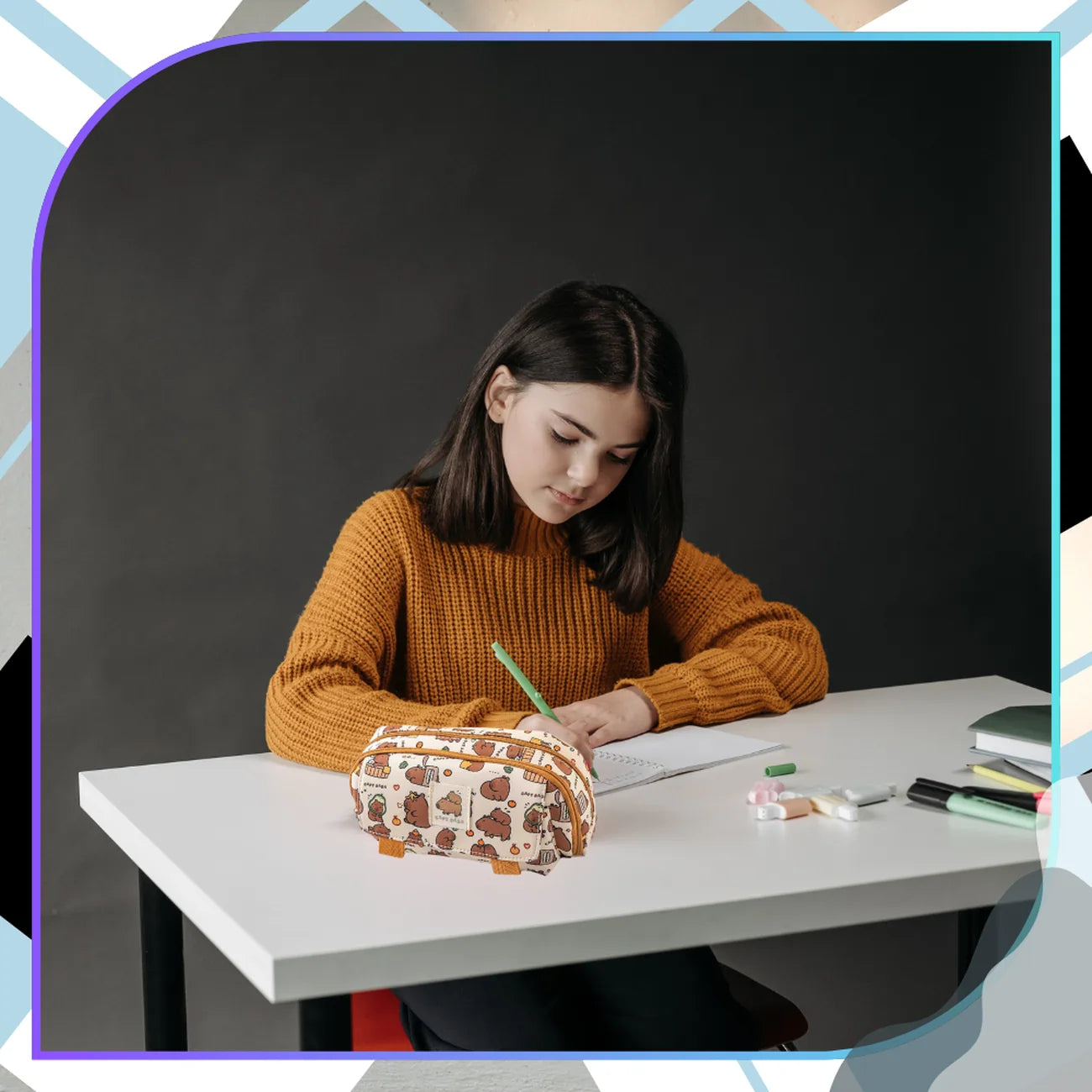 Mokyklinis penalas, kapibara, dviejų skyrių