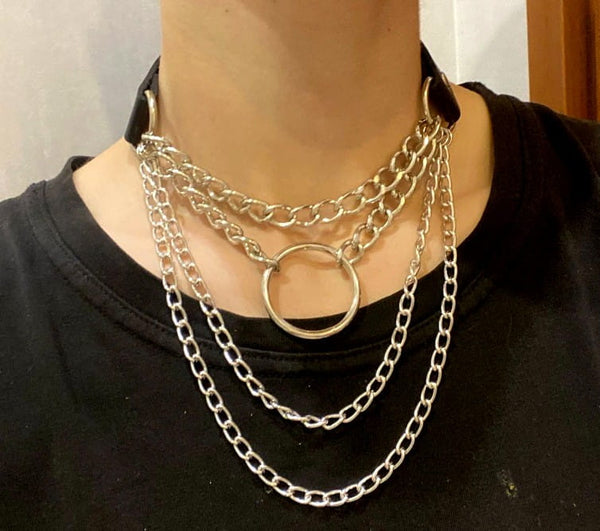 Juodas odinis chokeris su grandinėmis