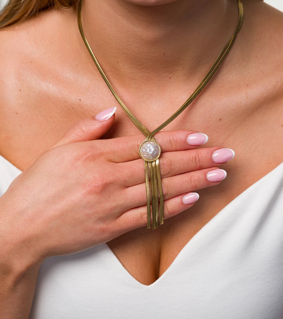 Ilgas auksinės spalvos kaklo papuošalas iš chirurginio plieno